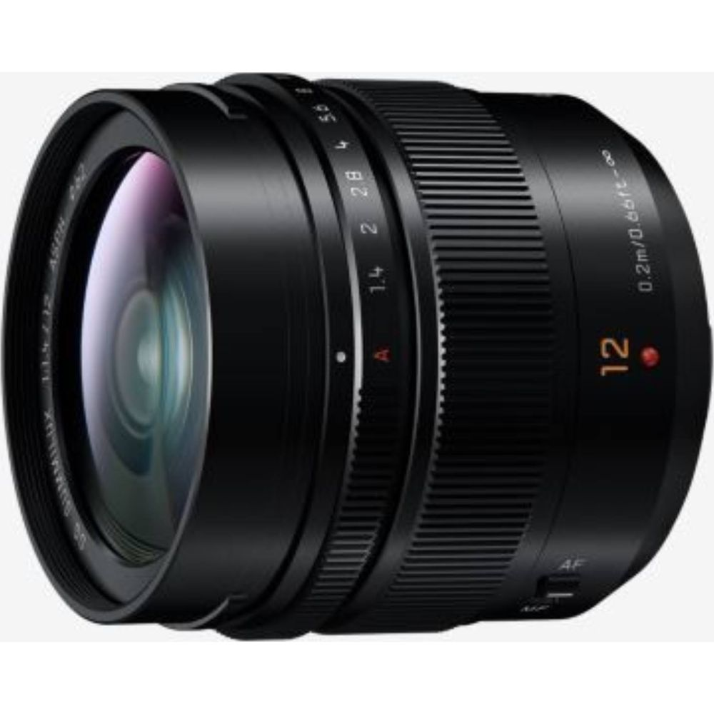 Obiettivo fotocamera Panasonic nero con segni di apertura e lunghezza focale 12mm.