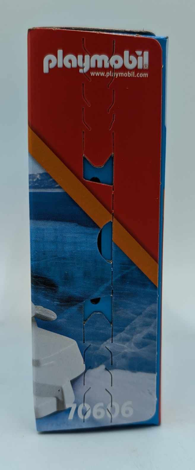 Eine Playmobil-Schachtelseite, oben rot mit Logo, unten blaue Wasserszene, orangefarbener Streifen und 