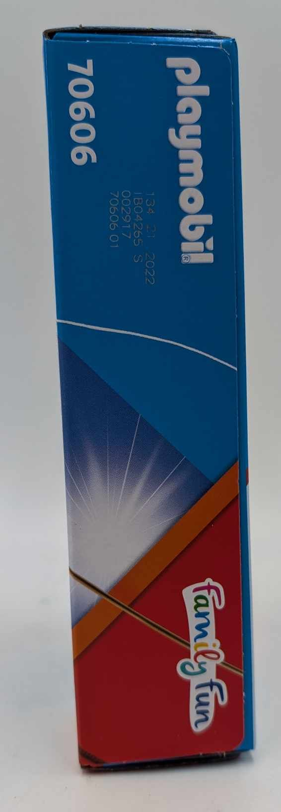 Eine blau-rote Playmobil-Box, mit der Aufschrift „Playmobil“ und „Family Fun“.