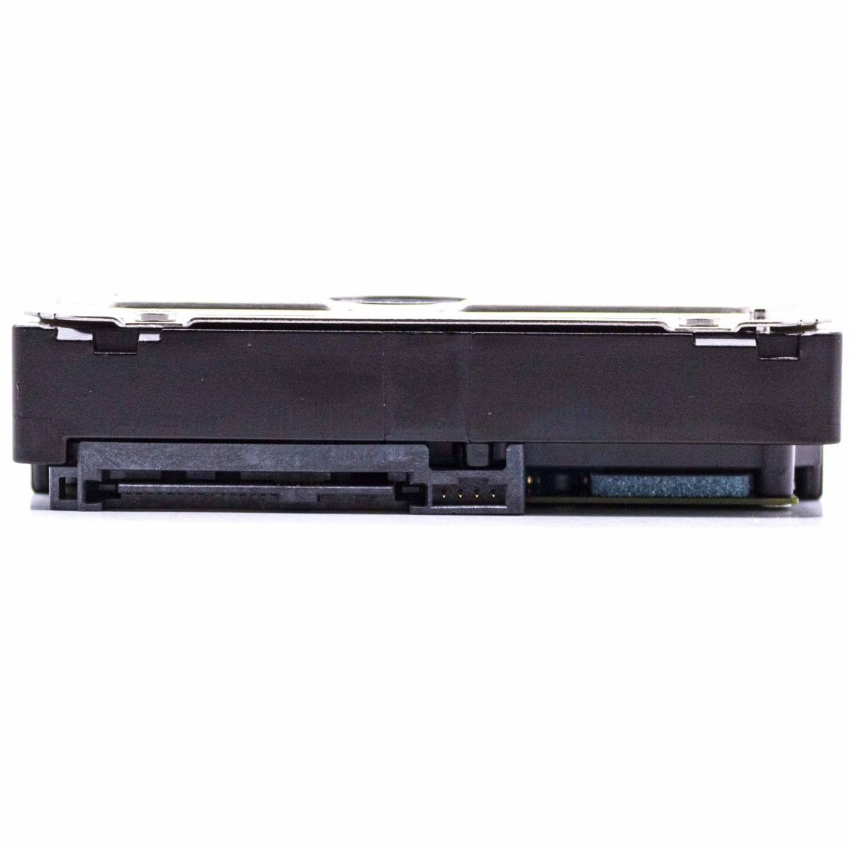 Un hard disk nero è mostrato di lato, rivelando i suoi connettori di alimentazione e dati su uno sfondo bianco.