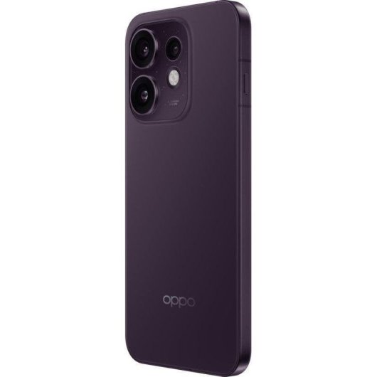 Uno smartphone viola scuro con un sistema a tripla fotocamera e un flash sul retro, leggermente angolato a destra.