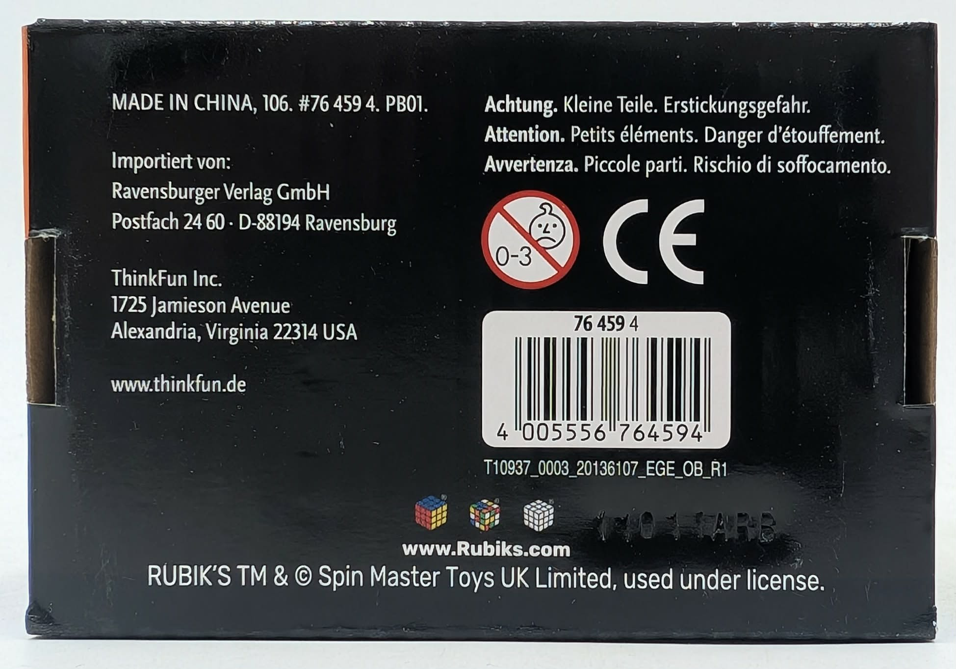 Eine schwarze Box mit weißem Text, der Herstellungs-, Import- und Sicherheitshinweise sowie einen Barcode und Rubik's-Branding enthält.