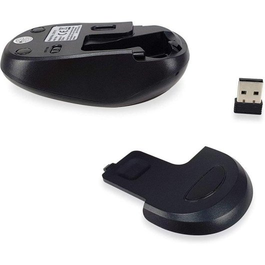 Un ratón de ordenador inalámbrico negro con la tapa de la batería quitada, revelando el interior, y un dongle USB.