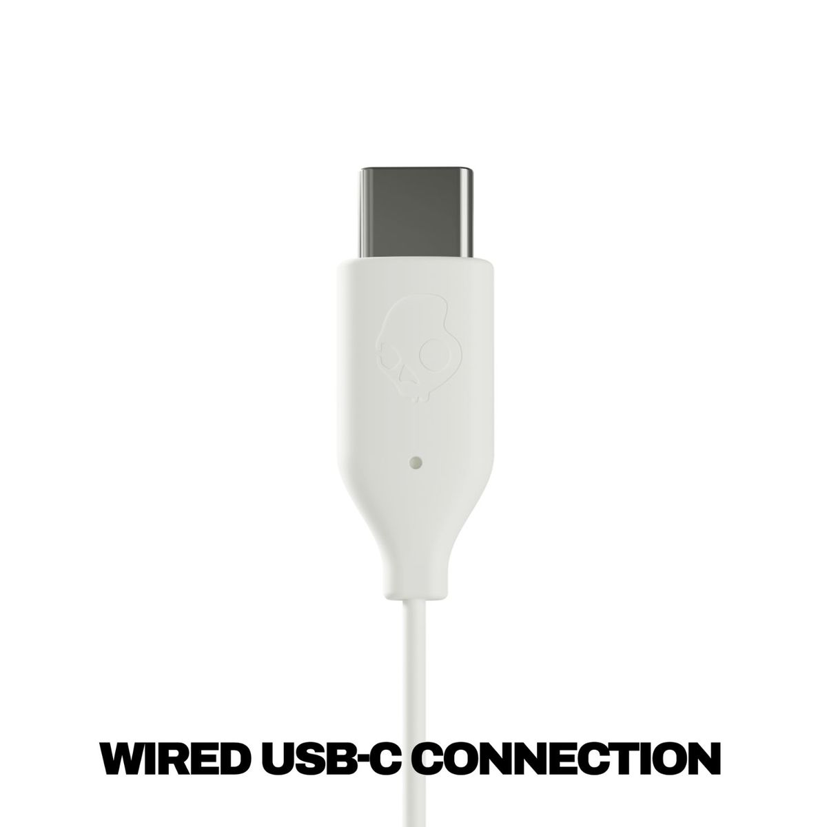 Weißer USB-C-Stecker mit Skullcandy-Logo und Kabel.