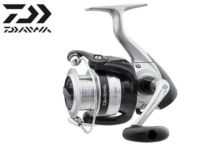 Daiwa logolu siyah ve gümüş balıkçı makarası.