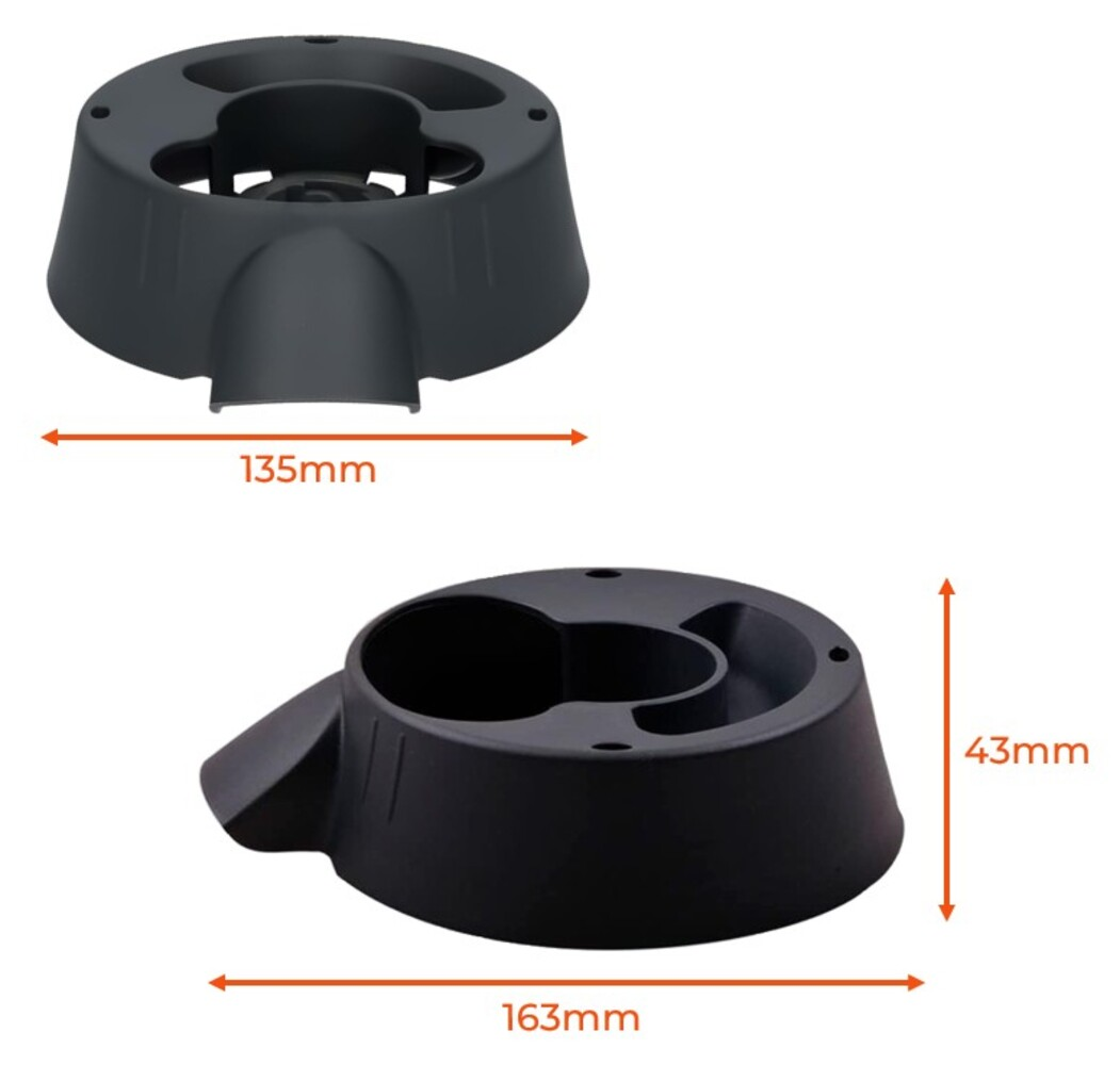 Dos piezas de plástico negro con dimensiones. Arriba 135mm, abajo 163mm x 43mm.