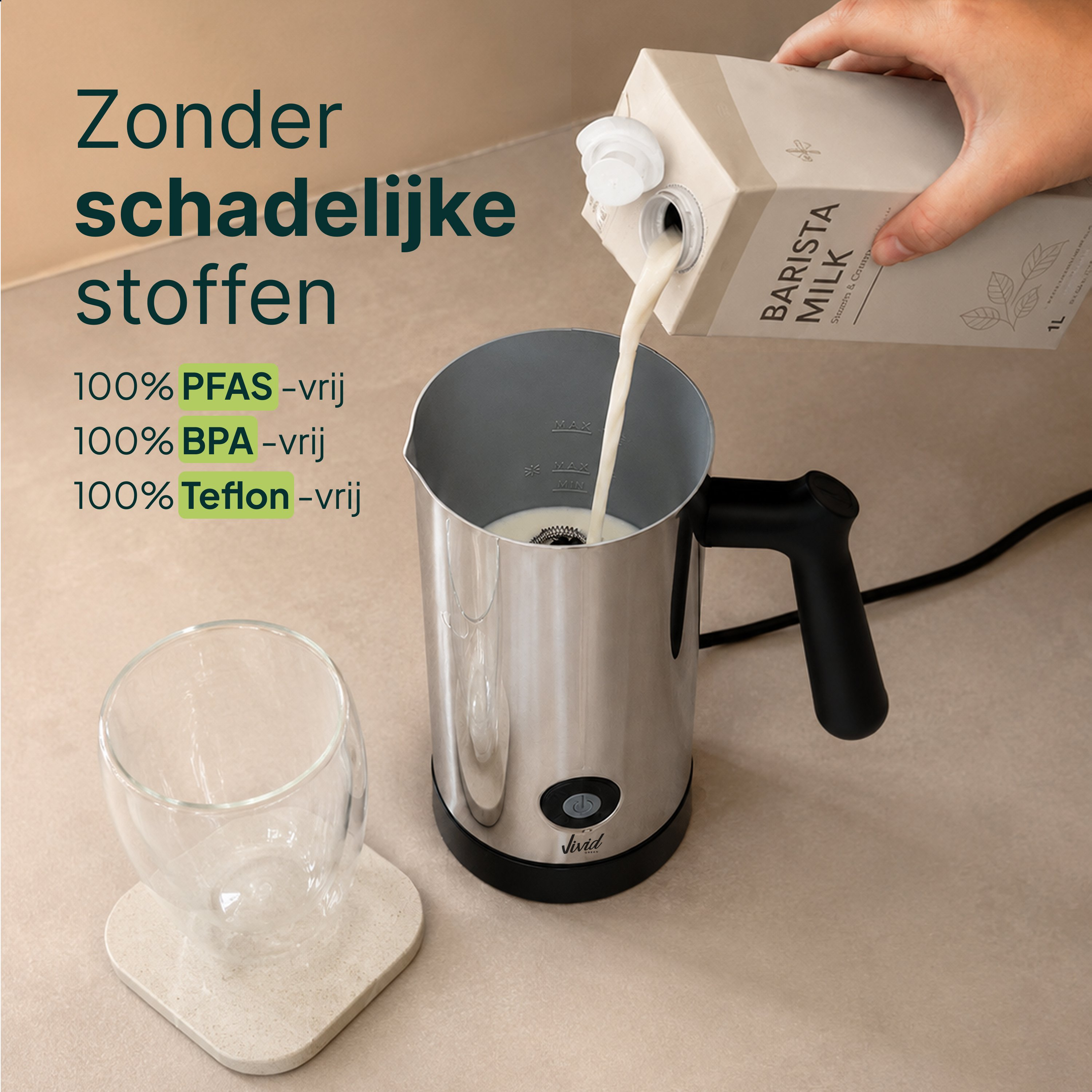Melk wordt in een zilveren melkopschuimer gegoten. Een glas staat ernaast.