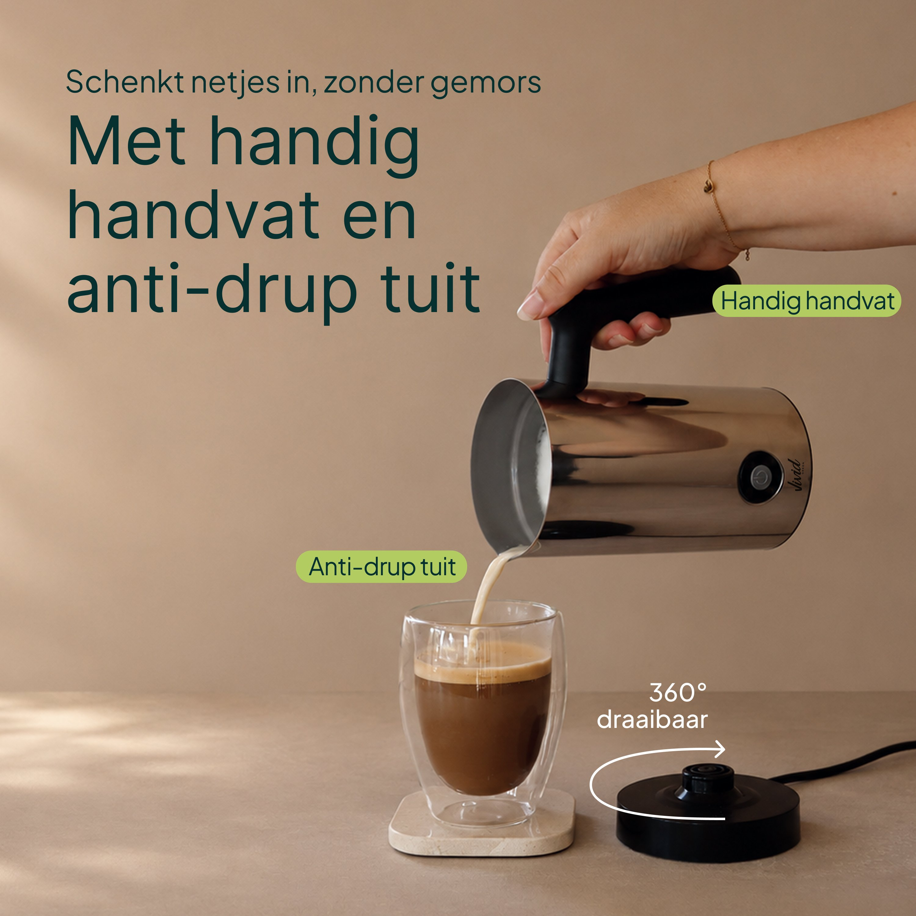 Een hand schenkt romige vloeistof uit een metalen kan in een glas.