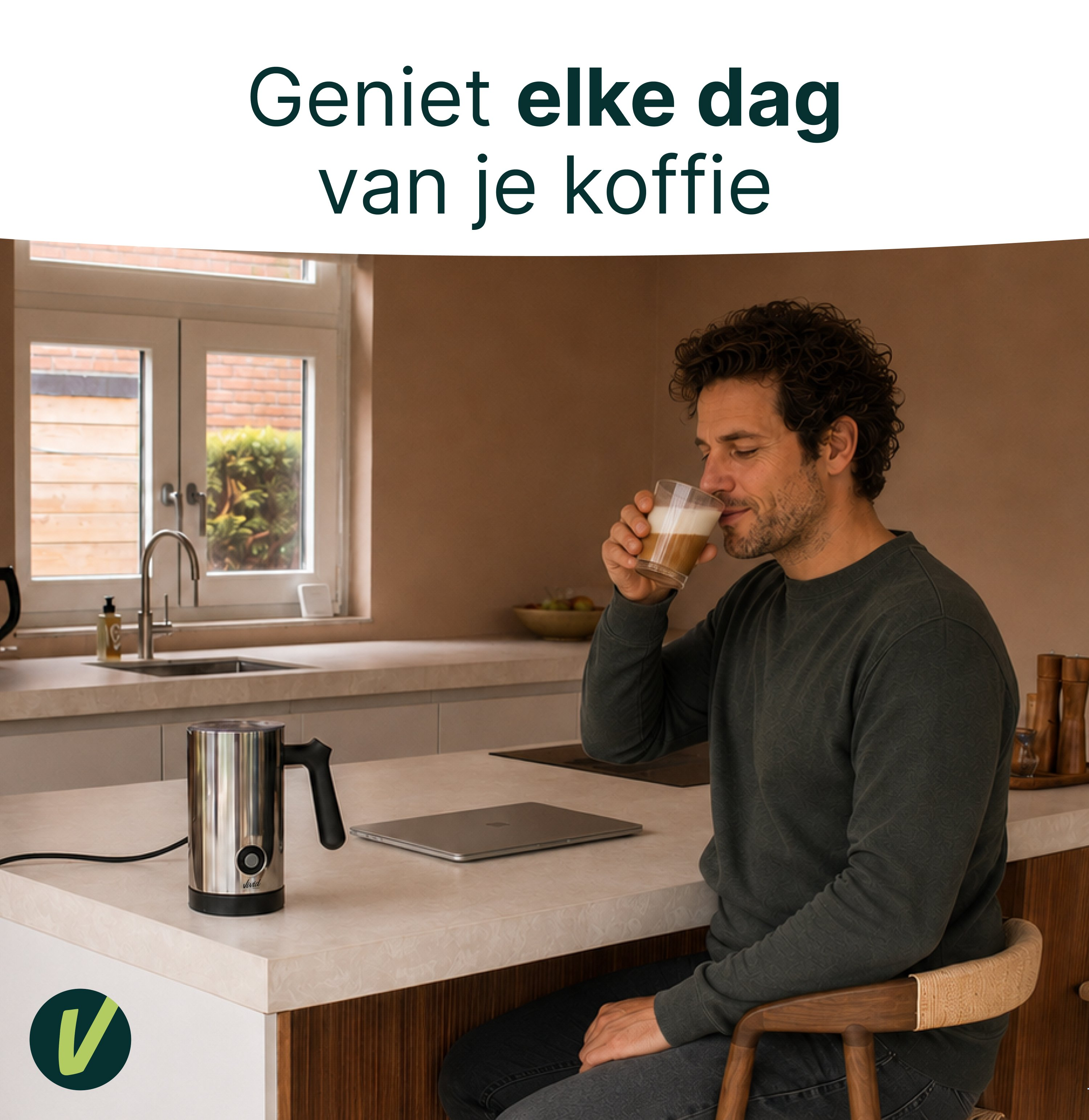 Man drinkt koffie in de keuken naast een melkopschuimer.