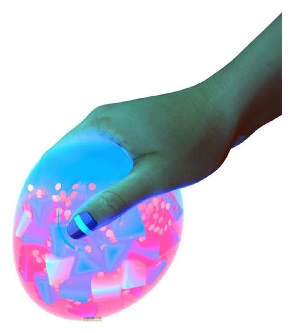 Eine Hand hält eine leuchtende Kugel mit Würfeln und Glitzer in Pink und Blau.