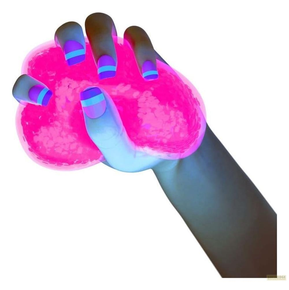 Eine Hand hält eine leuchtend pinke, durchscheinende Substanz mit blau-weißen Streifen auf den Nägeln.