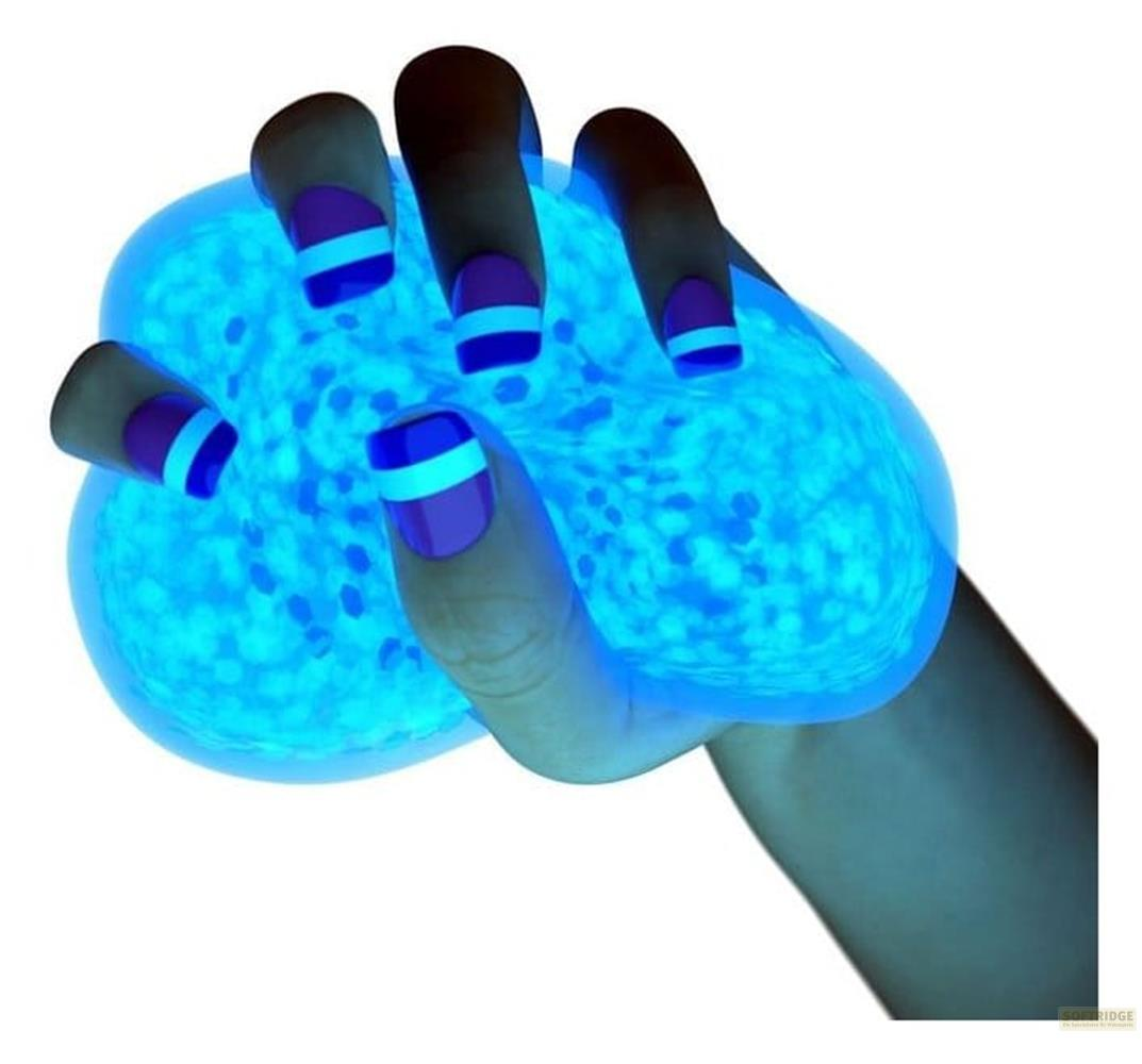 Eine Hand mit lila und weißen Nägeln hält einen leuchtend blauen, glitzernden Schleim.