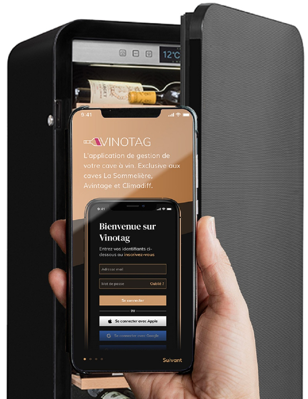 Ein Smartphone zeigt die Vinotag-App mit Anmeldeoptionen vor einem offenen Weinkühlschrank.