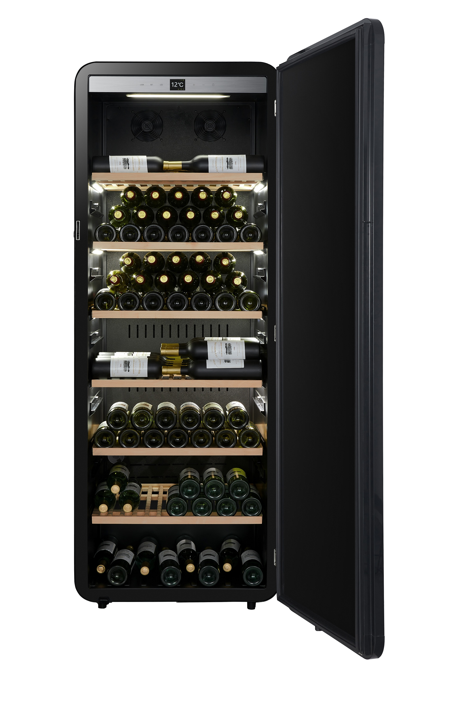 Ein schwarzer Weinkühlschrank mit offener Tür, gefüllt mit Wein. 12°C angezeigt.