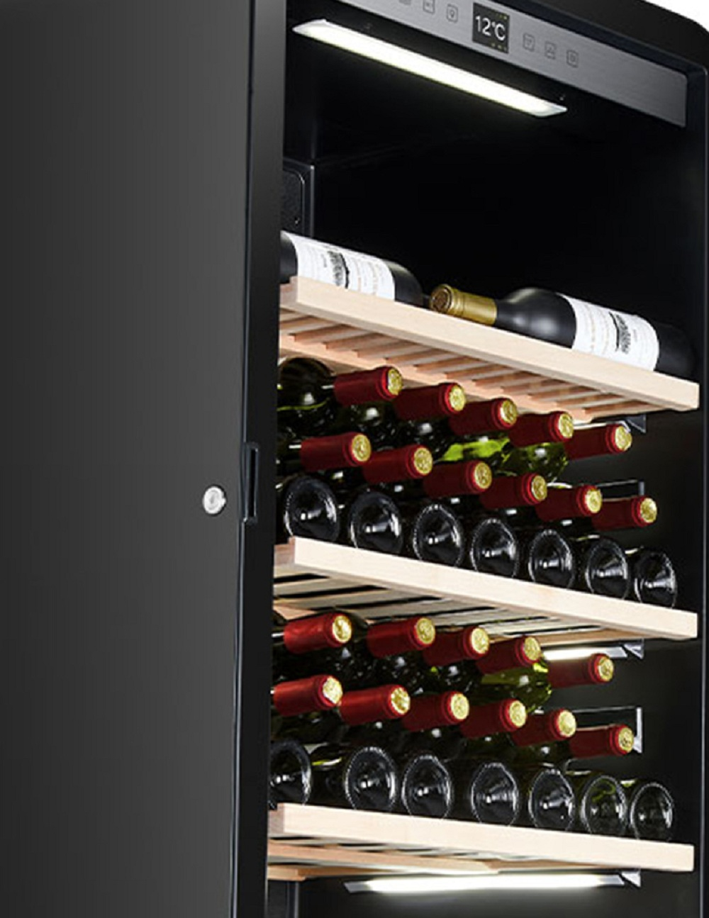 Ein Weinkühlschrank mit mehreren Holzböden, gefüllt mit dunklen und grünen Weinflaschen.
