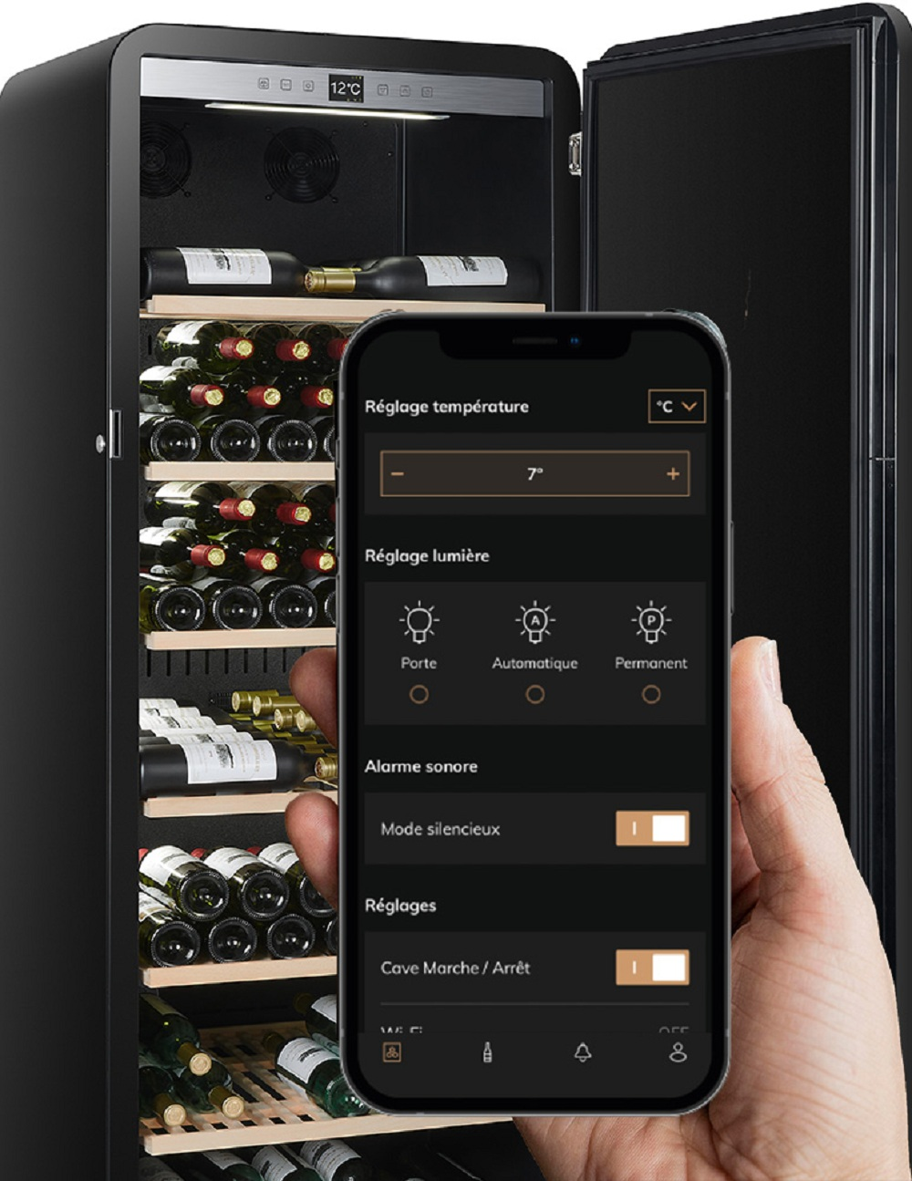 Eine Hand hält ein Smartphone vor einem offenen schwarzen Weinkühlschrank mit vielen Flaschen.