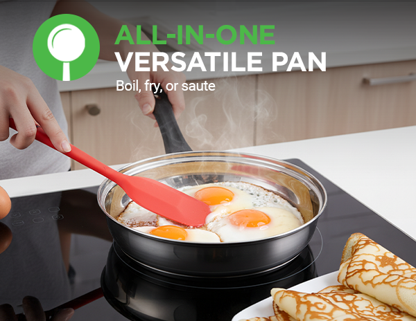 Eine vielseitige Pfanne kocht Eier, während daneben Pfannkuchen liegen.