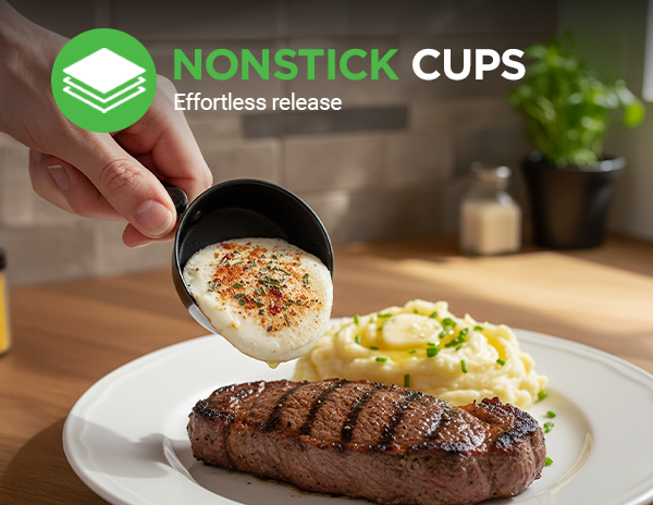 Ein Steak mit Kartoffelpüree und ein Ei, das aus einer kleinen Pfanne gegossen wird.