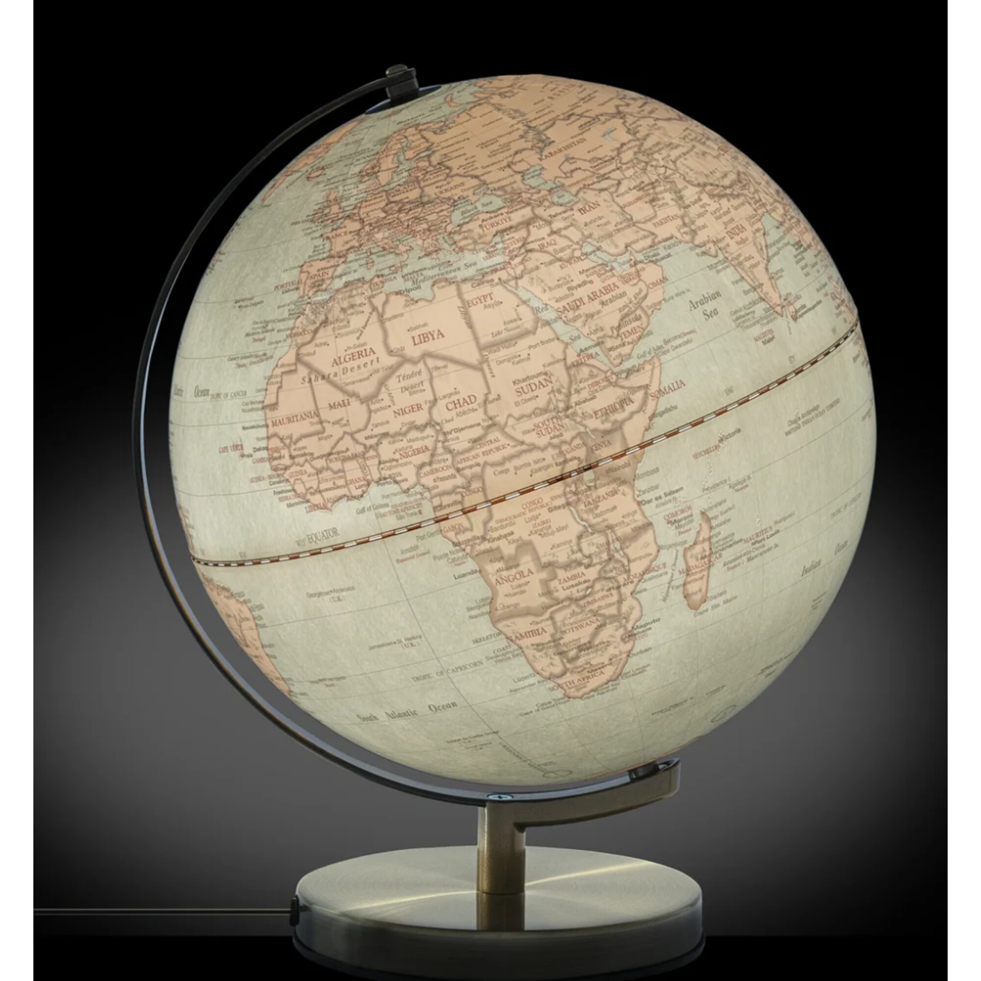 Ein beleuchteter Globus mit Ländergrenzen und Städten auf einem Ständer.