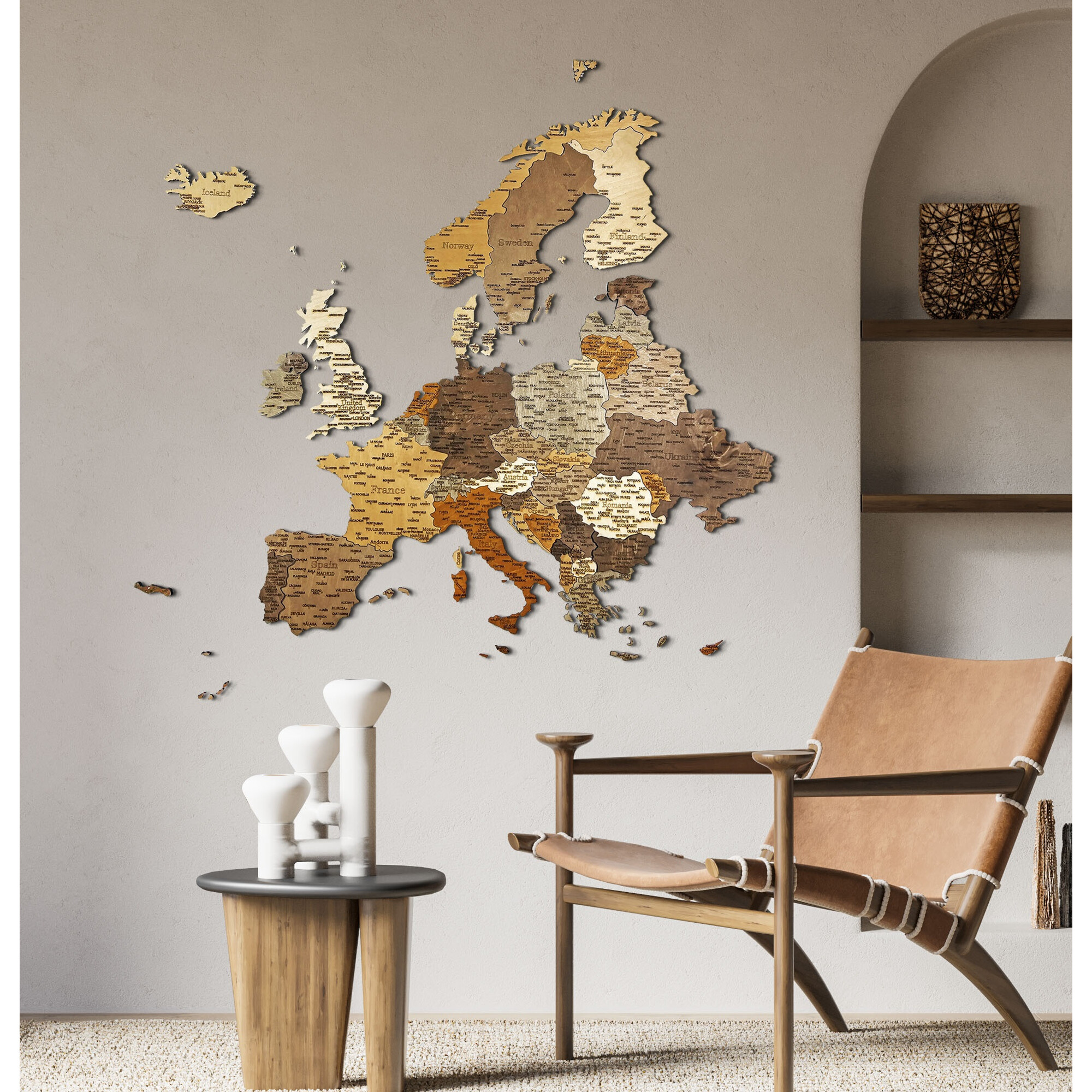 Holzkarte von Europa an einer Wand, mit Möbeln.