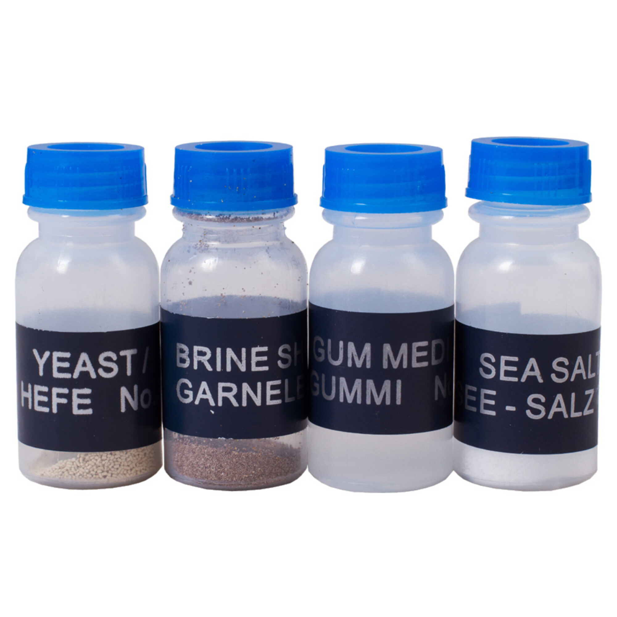 Vier kleine Flaschen mit blauen Kappen, gefüllt mit verschiedenen Pulvern. Beschriftet mit Hefe, Garnelen, Gummi und Meersalz.