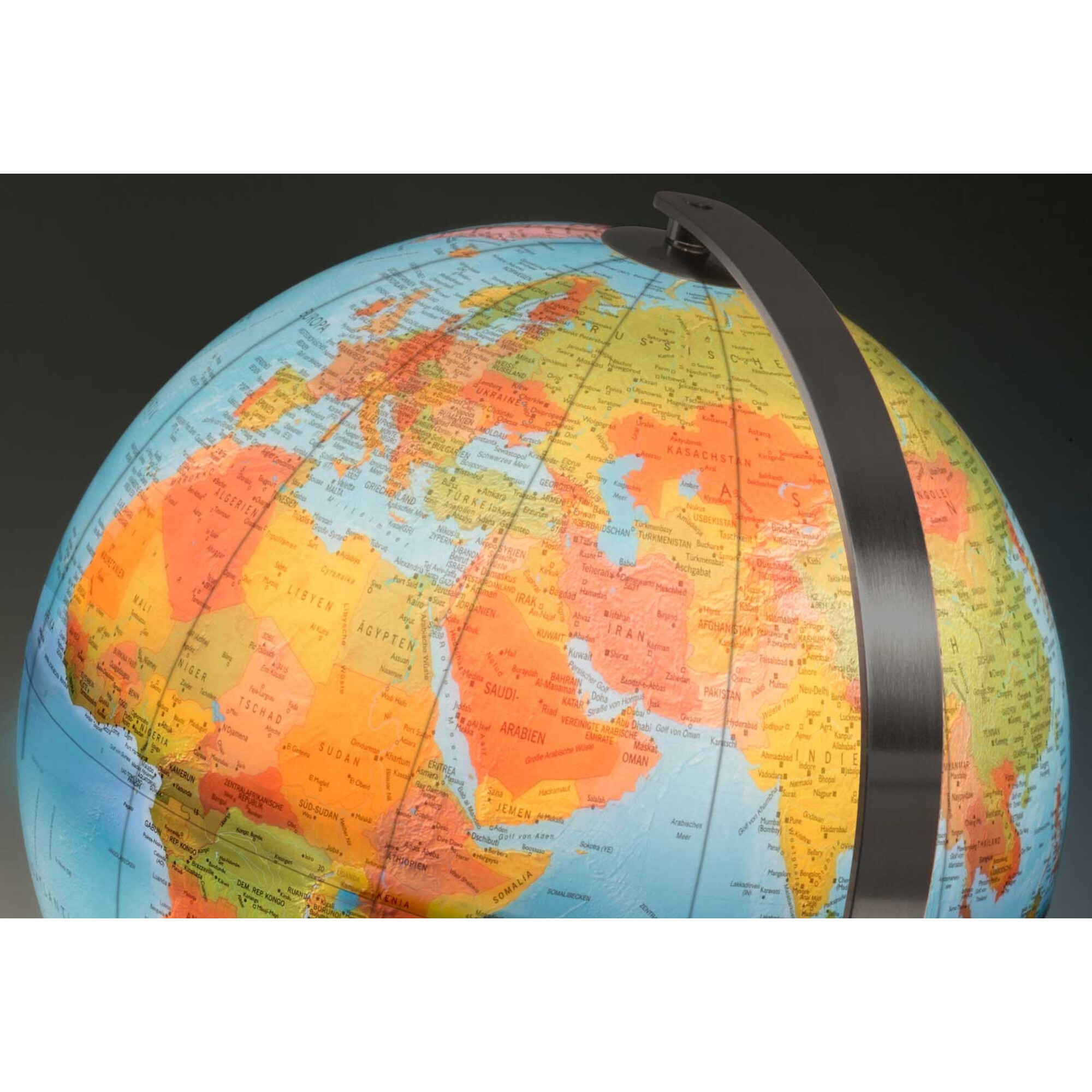 Eine Nahaufnahme eines beleuchteten Globus mit Fokus auf Europa, Afrika und Teilen Asiens.