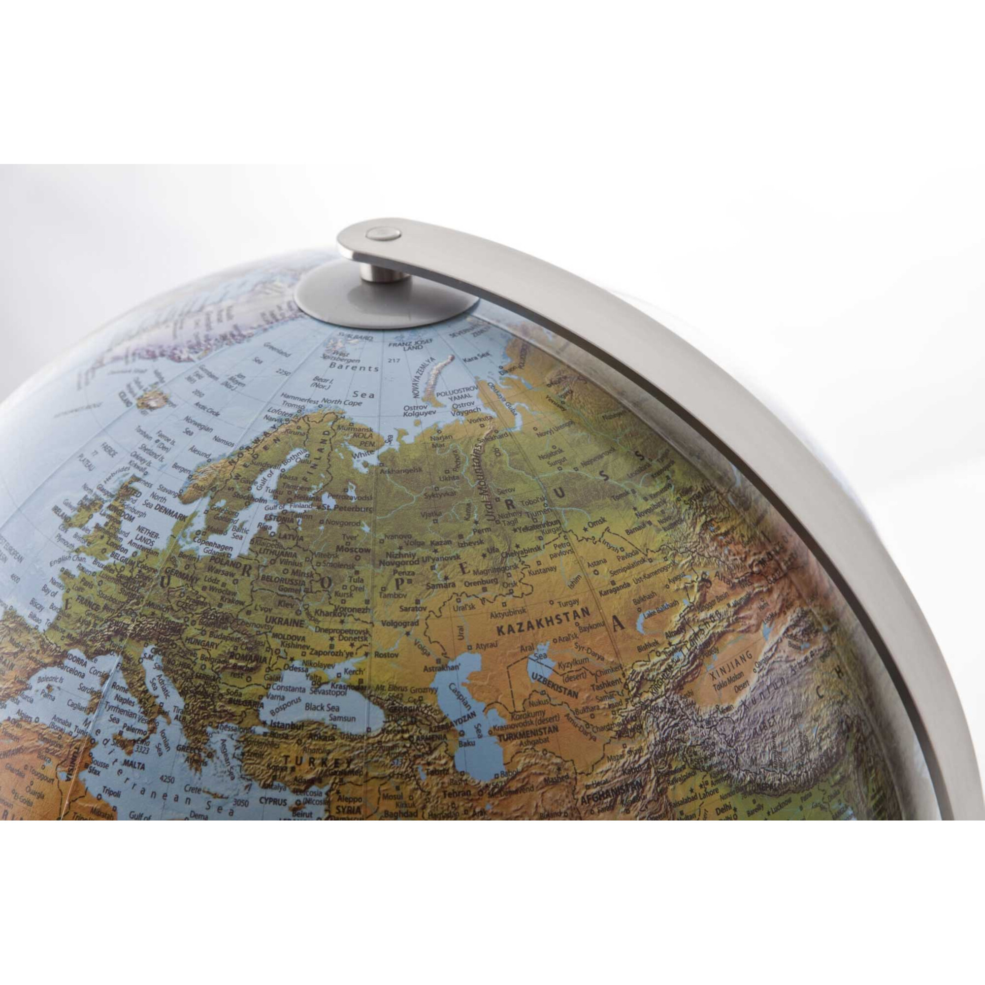 Nahaufnahme eines Globus mit Fokus auf Europa und Teilen Asiens und Afrikas.