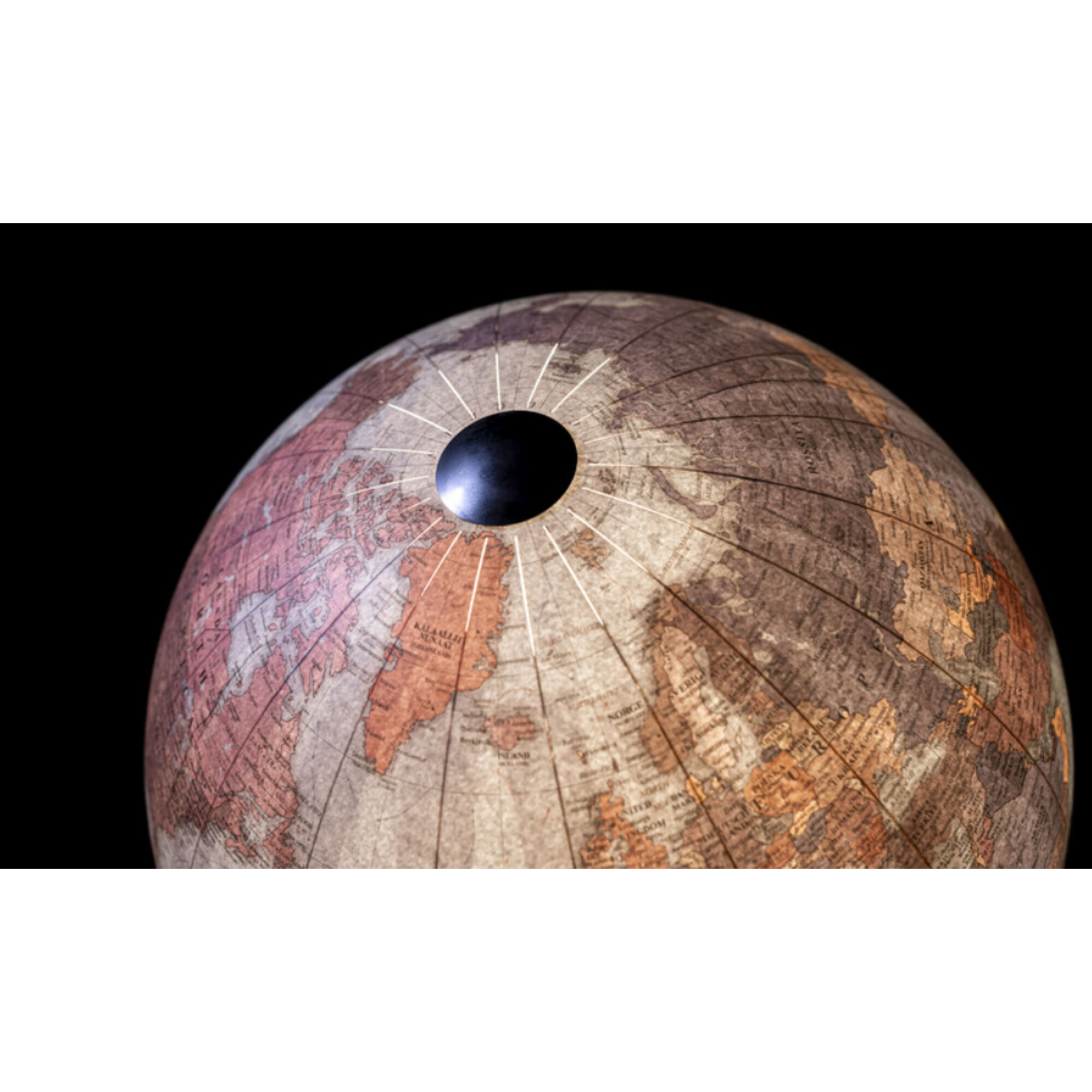 Eine beleuchtete Weltkugel mit Nordamerika und Europa im Vordergrund, dunkler Hintergrund.