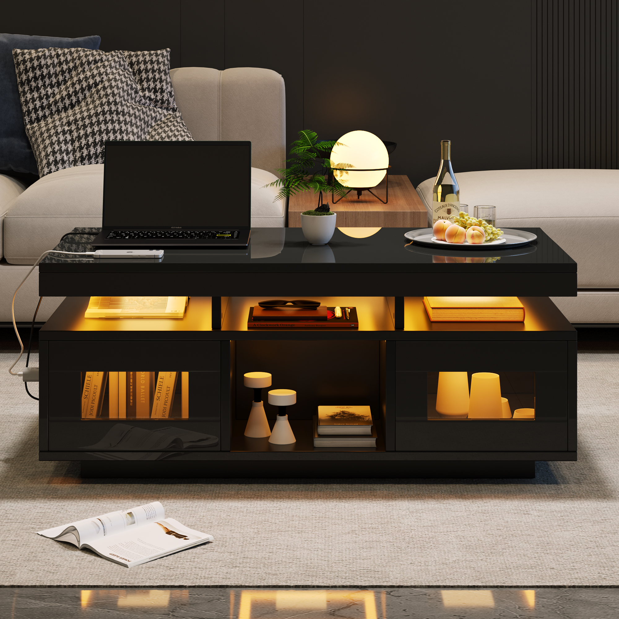 Schwarzer Couchtisch mit Laptop, Lampe, Wein und Obst. Beleuchtete Fächer zeigen Bücher.