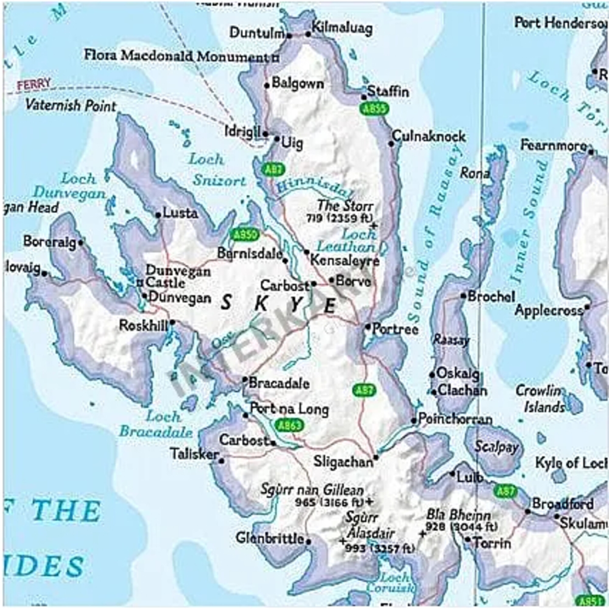 Eine Karte der Insel Skye mit Städten, Seen und Straßen. Die Küste ist detailliert.