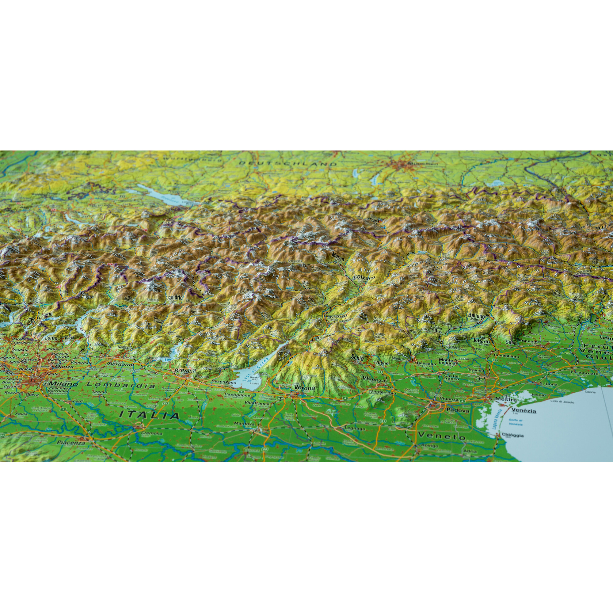 3D-Karte der Alpen und Norditaliens mit Seen, Städten und Straßen.