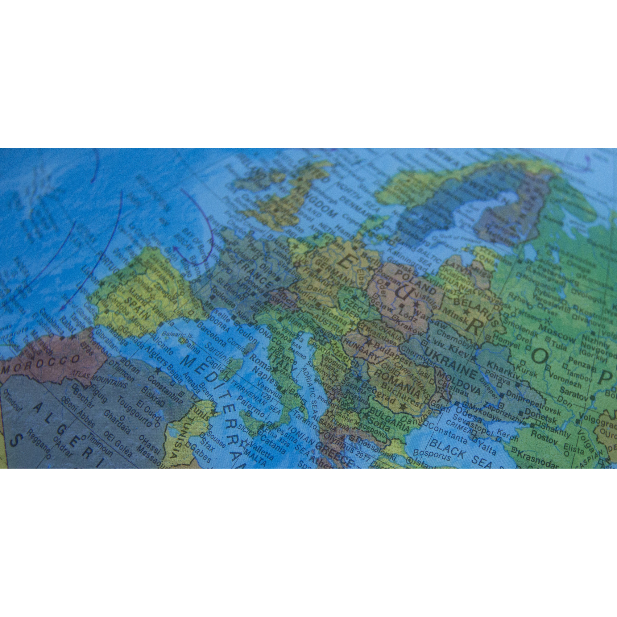 Detailaufnahme einer Weltkugel zeigt Europa und Nordafrika mit Ländern und Städten.