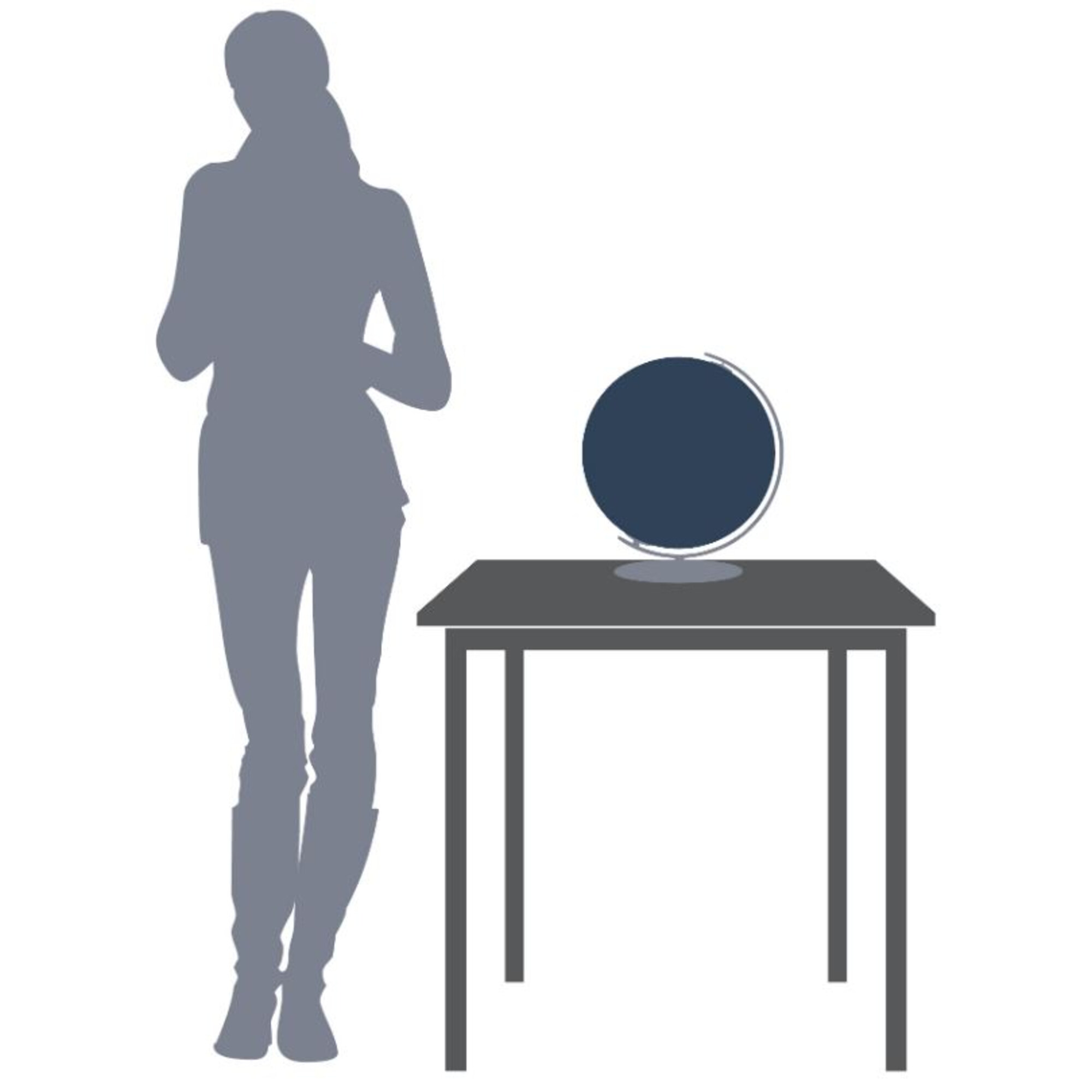 Eine Frau steht neben einem Tisch mit einem Globus.