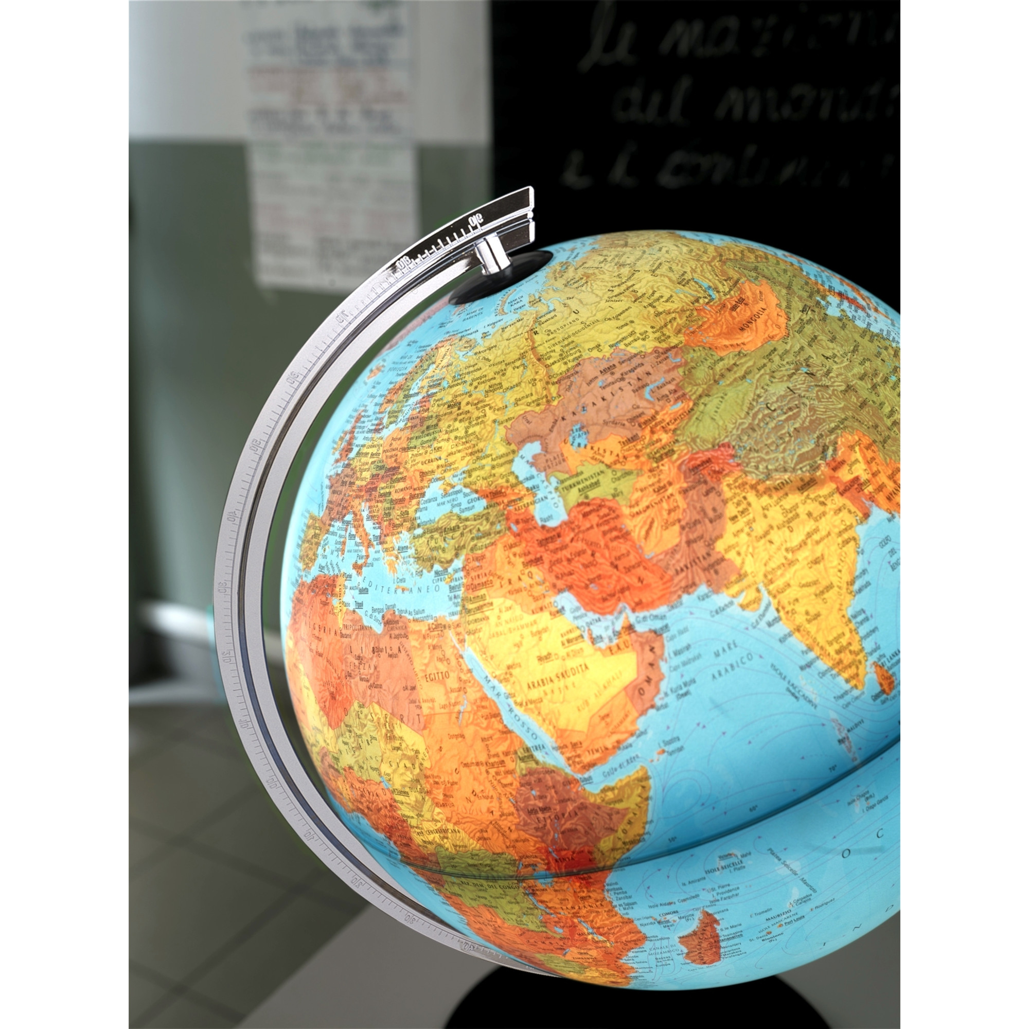 Ein Globus mit politischen Karten von Europa, Asien und Afrika auf einem Ständer.