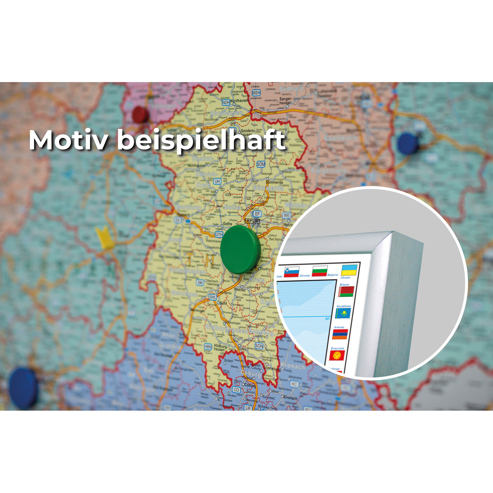 Karte mit Stecknadeln und Länderflaggen, "Motiv beispielhaft" Schriftzug.