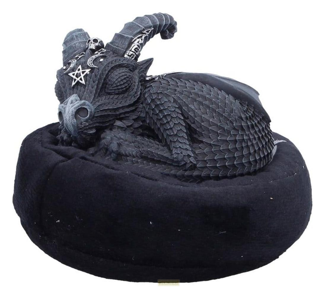 Eine schwarze Drachenfigur mit Hörnern und einem Pentagramm schläft auf einem schwarzen Kissen.