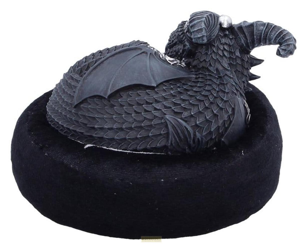 Schwarze Drachenfigur auf schwarzem Kissen mit detaillierten Schuppen.