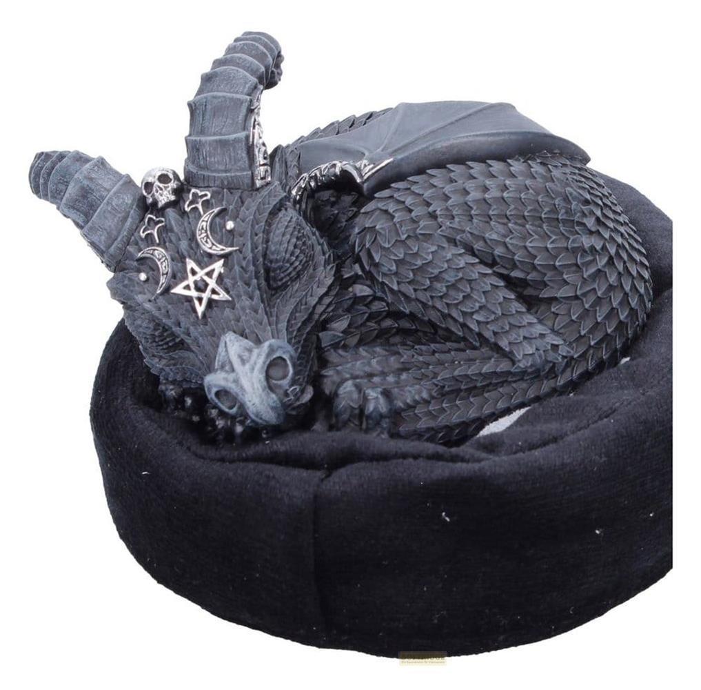 Eine dunkelgraue Drachenfigur mit Hörnern, Flügeln und Totenkopfschmuck schläft auf einem schwarzen Kissen.