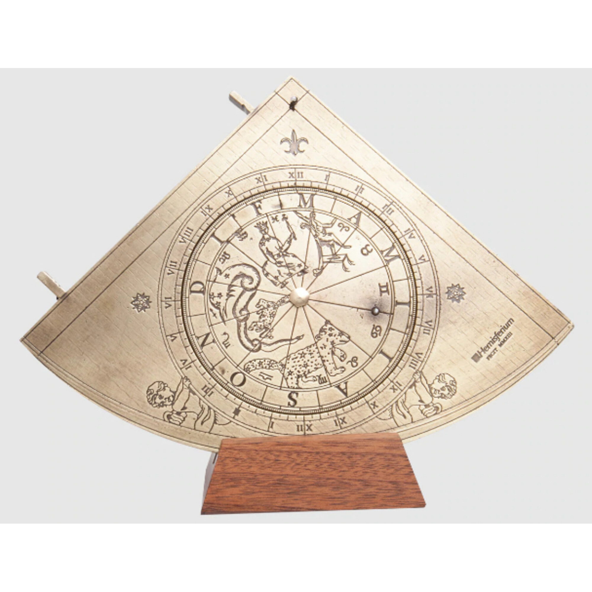 Ein messingfarbenes astronomisches Instrument mit Sternbildern und Zahlen.