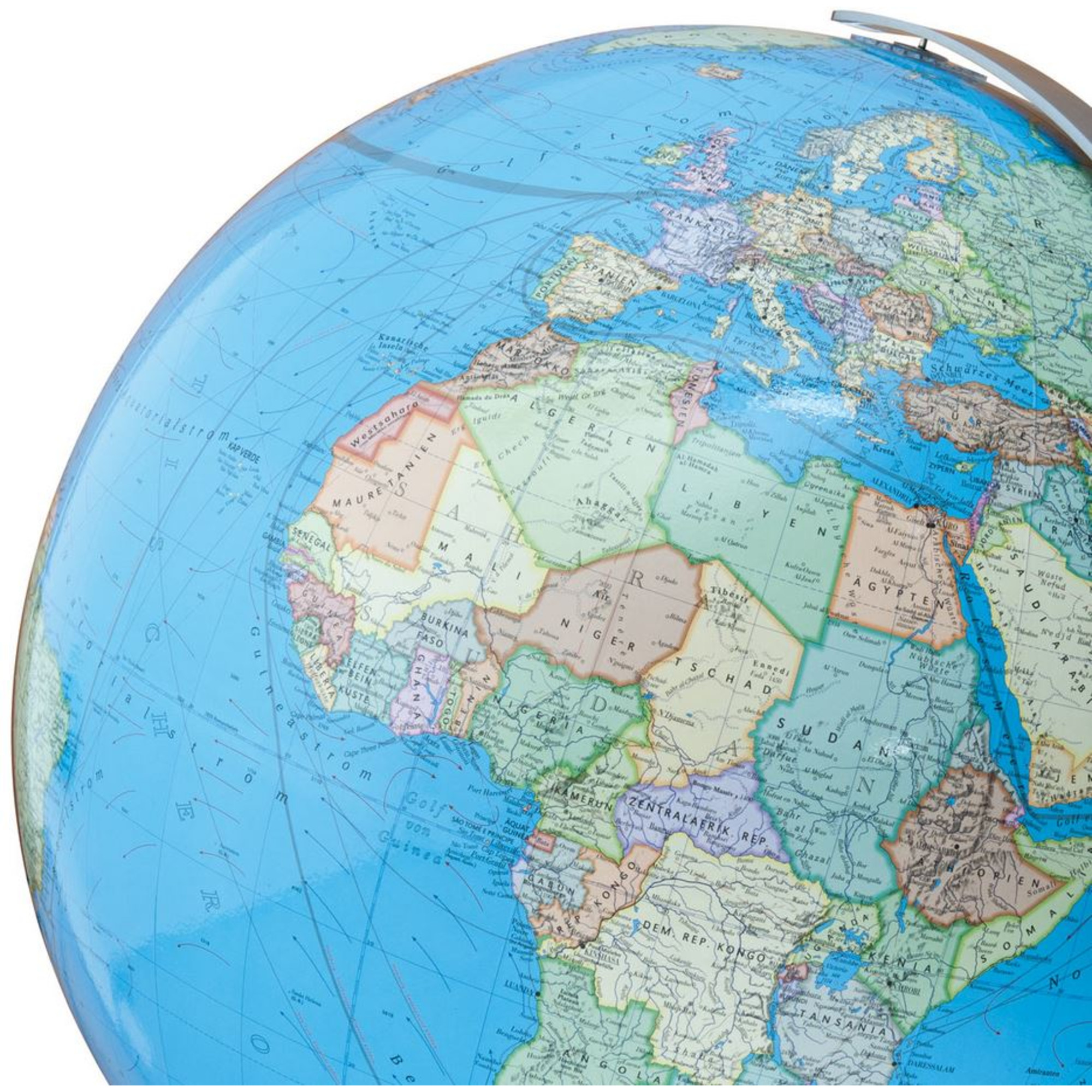Eine Nahaufnahme eines Globus mit fokus auf Europa und Afrika. Ländergrenzen und Hauptstädte sind sichtbar.