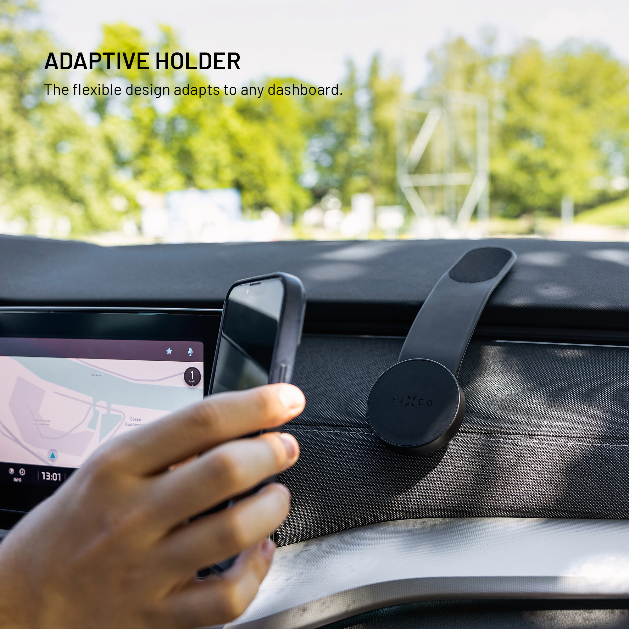 Ein Handy wird in der Nähe eines Armaturenbretts im Auto gehalten, auf dem eine GPS-Karte angezeigt wird.