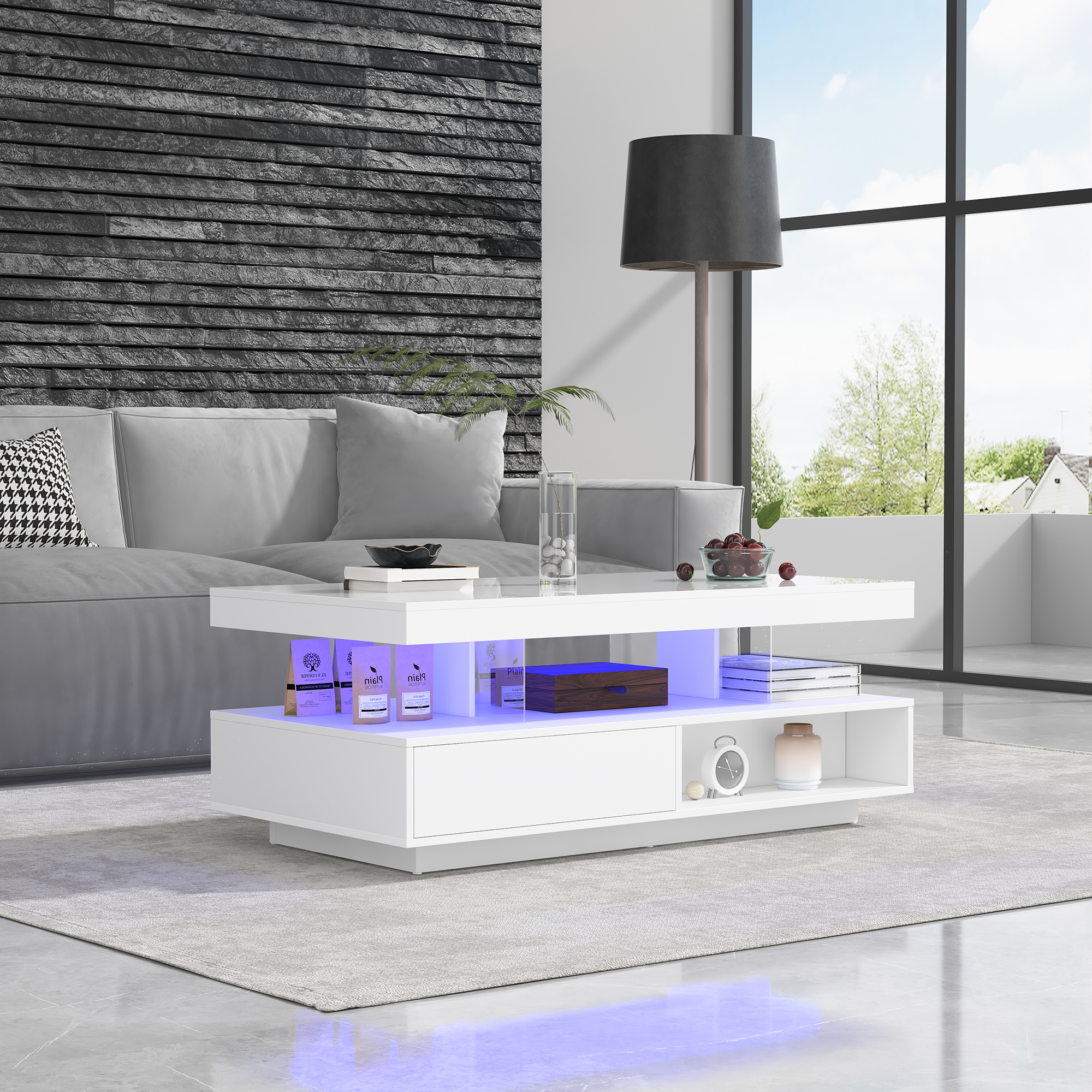 Ein weißer Couchtisch mit blauer LED-Beleuchtung steht vor einem grauen Sofa.