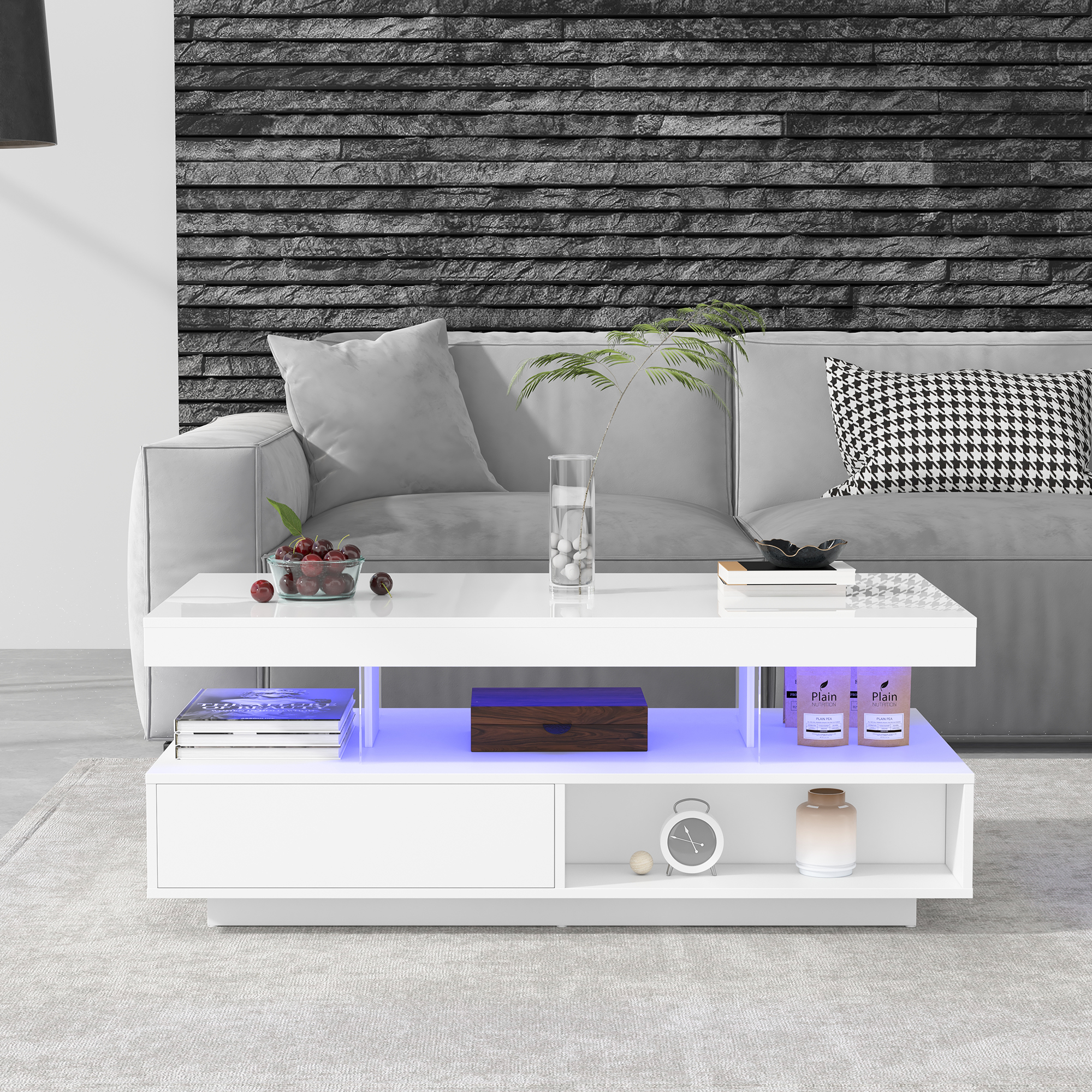 Ein weißer Couchtisch mit Glasplatte, beleuchtet mit blauen Lichtern, steht vor einem Sofa.