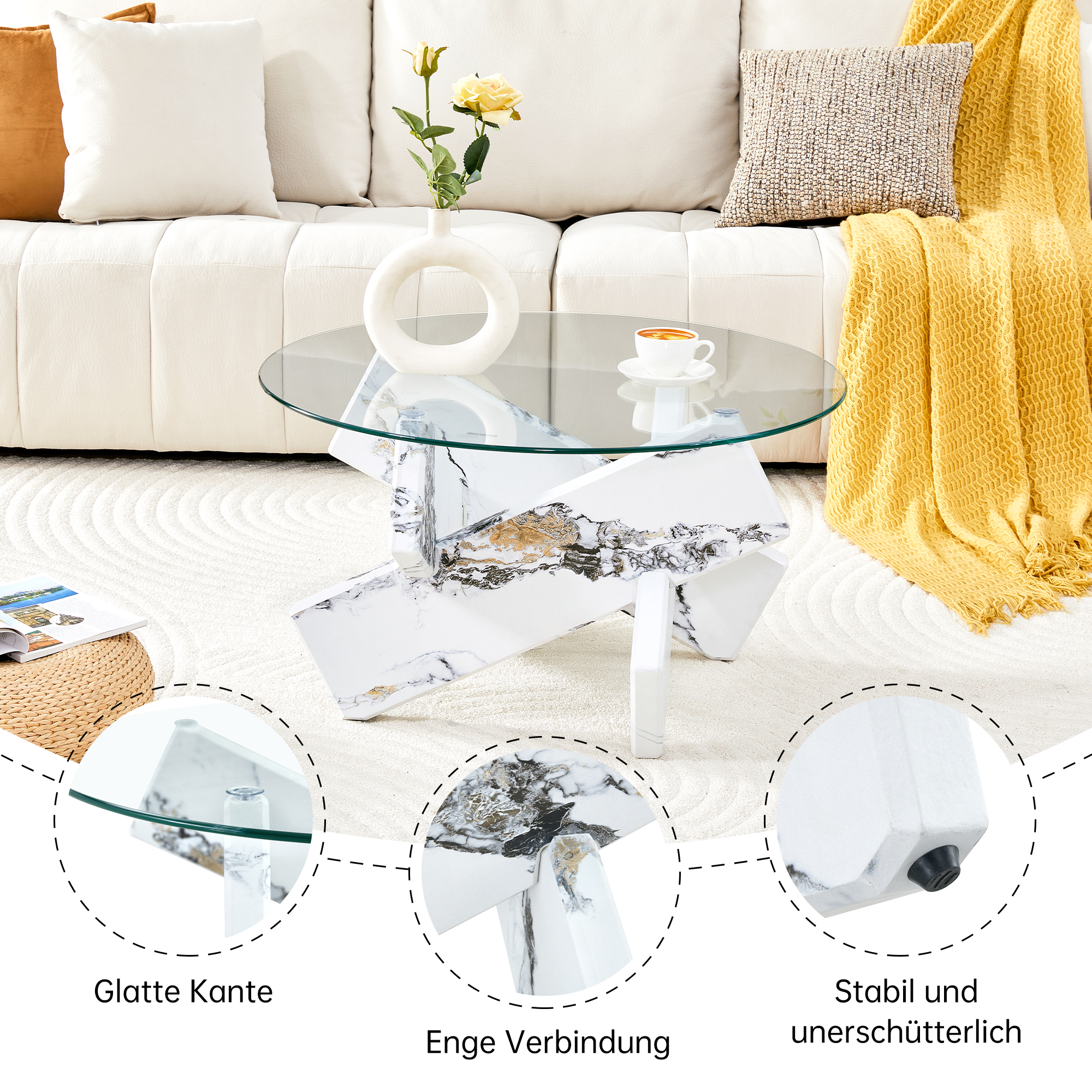 Ein runder Glastisch mit Marmorimitationssockel vor einem weißen Sofa.