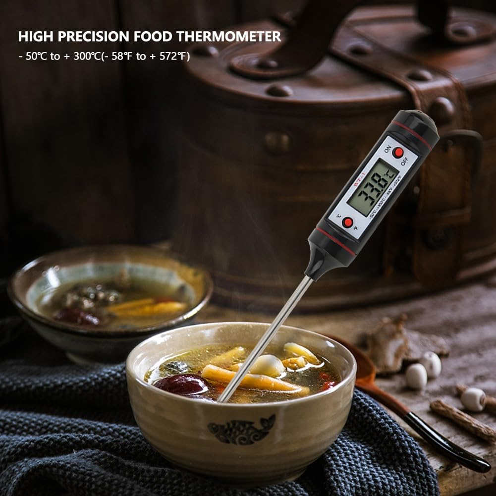 Ein digitales Lebensmittelthermometer misst die Temperatur der Suppe in einer Schüssel.
