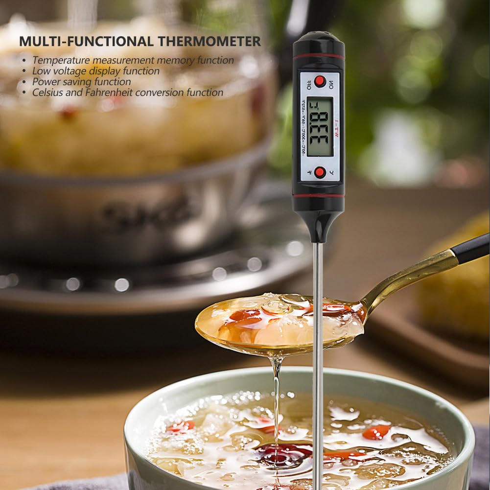 Ein digitaler Thermometer misst die Temperatur einer Speise in einer Schüssel.