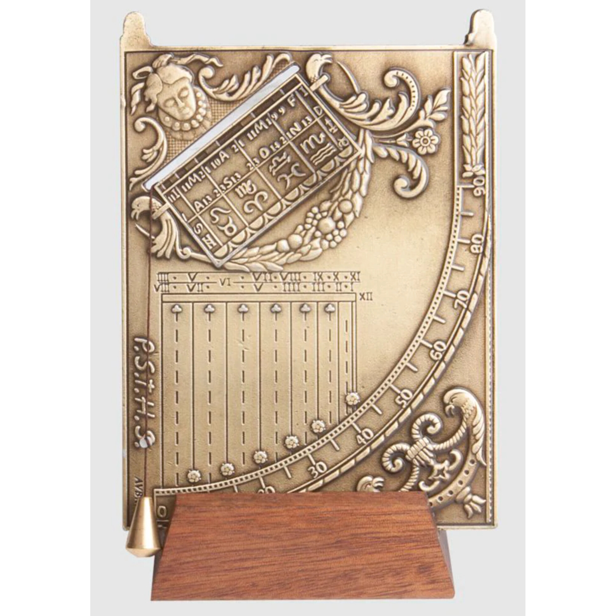 Eine goldene astronomische Uhr mit Gravuren, Zahlen und Symbolen auf einem Holzständer.