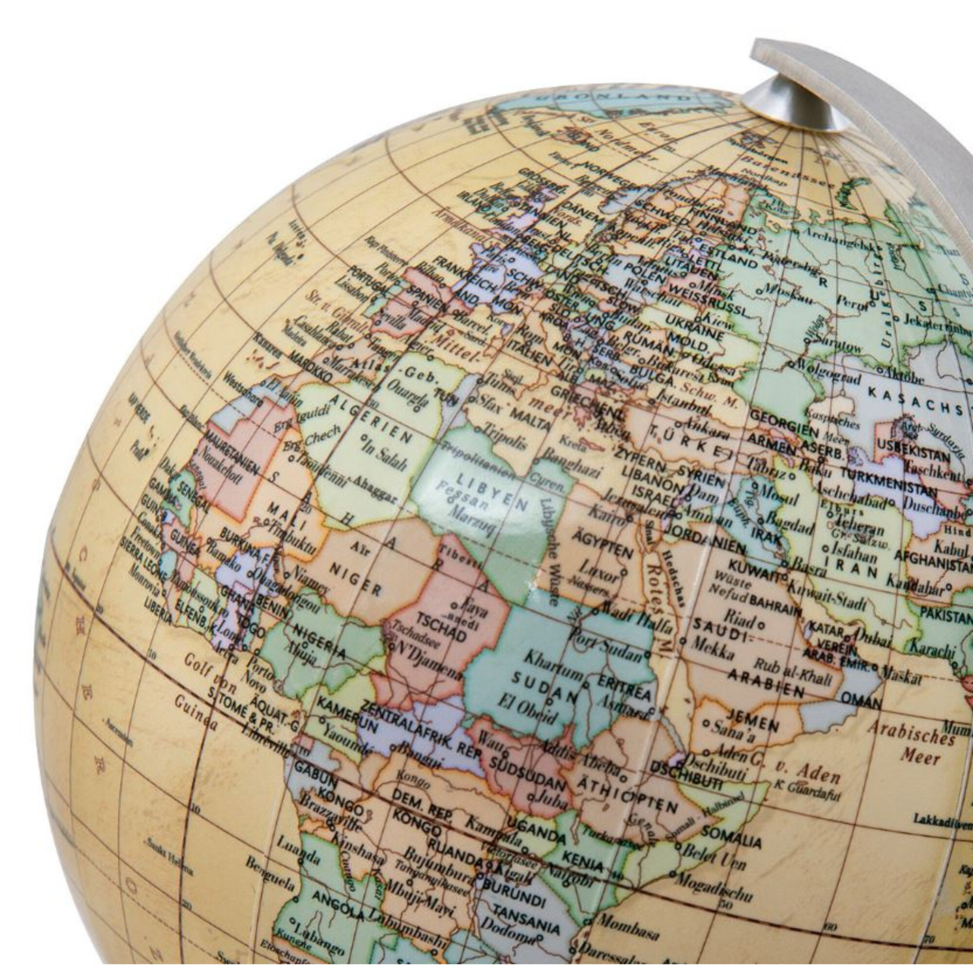 Eine Nahaufnahme eines Globus mit Fokus auf Afrika und Teilen Europas und Asiens.