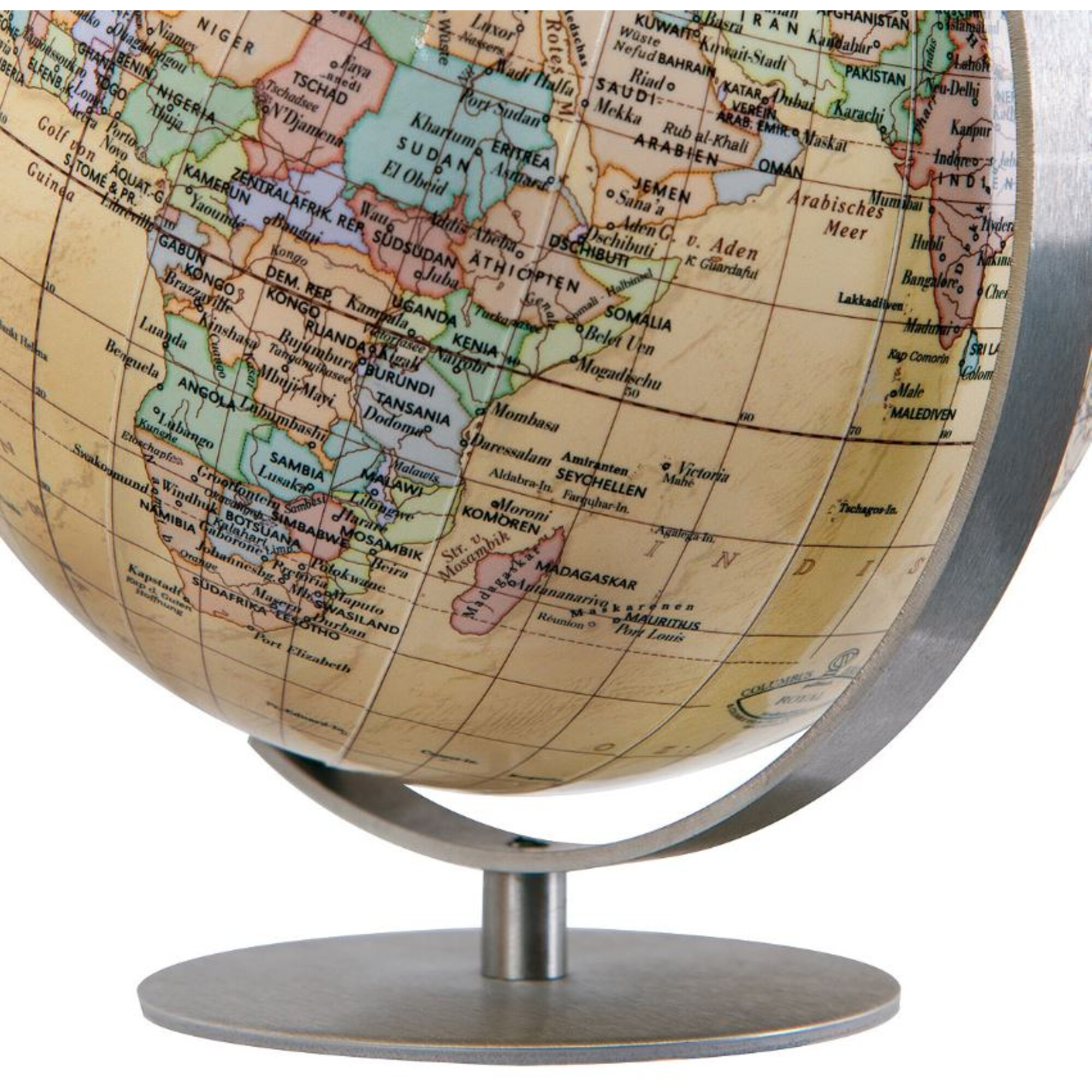 Globus zeigt Afrika, Nahen Osten, Indien und Teile Europas. Farben: Beige, Grün, Braun.