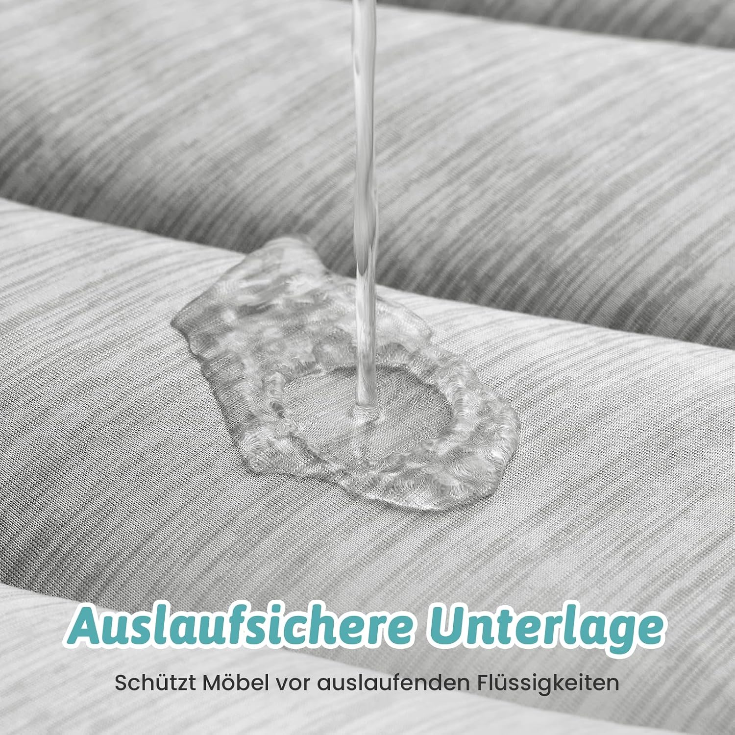 Wasser tropft auf eine graue, gemusterte, flüssigkeitsabweisende Unterlage.